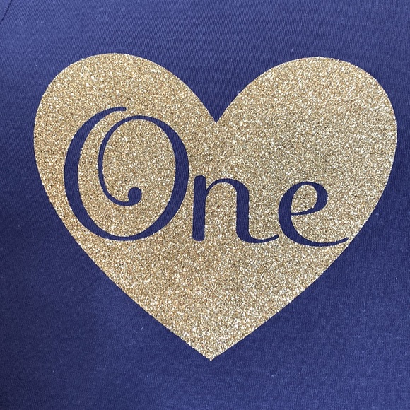 ✨ Baby Girl First Birthday Shirt “One” Heart - Size 12 M - Gold Glitter Heart ✨ - Picture 5 of 5
